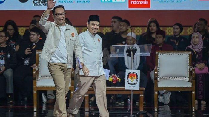 Pasangan Calon Gubernur dan Wakil Gubernur DKI Jakarta nomor urut 1 Ridwan Kamil (kiri) dan Suswono (kanan) saat mengikuti debat kedua pasangan Calon Gubernur dan Wakil Gubernur DKI Jakarta tahun 2024 di Beach City International Stadium, Ancol, Jakarta, Minggu (27/10/2024). ANTARA FOTO/Fauzan/tom.