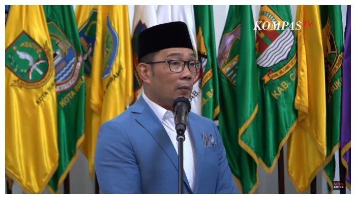 Gubernur Jawa Barat Ridwan Kamil - Simak kumpulan pantun ala Kang Emil tentang nasihat, percintaan yang lucu dan menghibur. Terbaru Ridwan Kamil sampaikan pantun berisi doa agar Prabowo Subianto jadi Presiden RI.