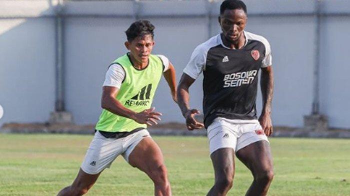 FOTO Rizky Pellu (pakai rompi) kini dilepas oleh PSM Makassar ke Persita Tangerang dengan skema pinjaman. Di bursa transfer Liga 1 kali ini, PSM Makassar memutuskan pinjamkan Rizky Pellu ke Persita Tangerang usai sebelumnya dipinjamkan ke RANS Nusantara FC.