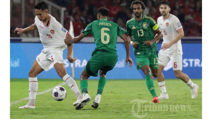 Pesepak bola Timnas Indonesia Rizky Ridho berebut bola dengan pesepak bola Timnas Arab Saudi dalam laga Grup C Babak Ketiga Kualifikasi Piala Dunia 2026 di Stadion Utama Gelora Bung Karno, Senayan, Jakarta, Selasa (19/11/2024). Dalam pertandingan tersebut Timnas Indonesia mengalahkan Timnas Arab Saudi dengan skor 2-0. TRIBUNNEWS/IRWAN RISMAWAN