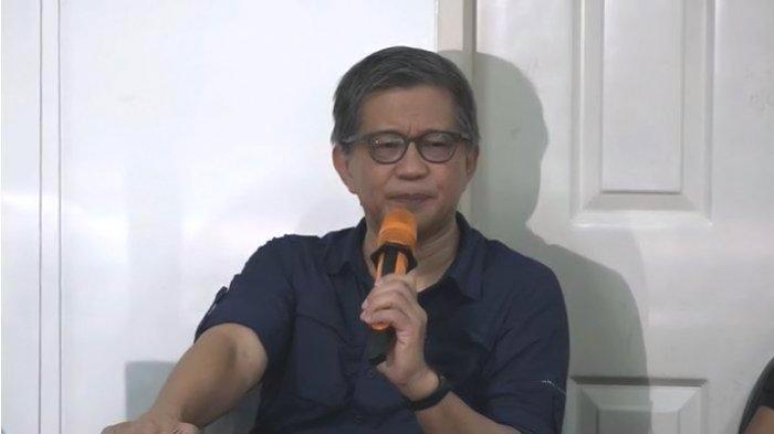 Pegiat media sosial sekaligus pengamat politik, Rocky Gerung saat konferensi pers pada Jumat (4/8/2023). (YouTube Rocky Gerung)