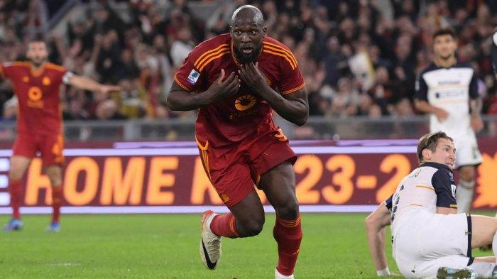 Selebrasi bomber AS Roma, Romelu Lukaku usai mencetak gol ke gawang Lecce pada Liga Italia Serie A pekan 11, Senin (6/11/2023).