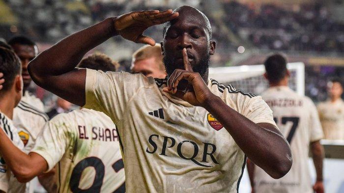 Selebrasi bomber AS Roma, Romelu Lukaku saat mencetak skor ke gawang Torino dalam laga Serie A Liga Italia pekan kelima, Senin (25/9/2023). Pelatih Giallorossi, Jose Mourinho singgung kondisi lapangan tuan rumah yang buat para pemainnya kesulitan.