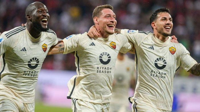 Romelu Lukaku, Andrea Belotti, dan Leandro Paredes saat selebrasi di pertandingan Cagliari vs AS Roma pada Liga Italia Serie A pekan ke delapan, Minggu (8/10/2023). Sayangnya kemenangan Giallorossi atas tim promosi ini harus dibayar mahal dengan cedera Paulo Dybala.
