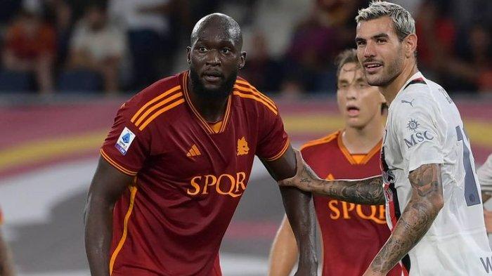 Romelu Lukaku dan Theo Hernandez dalam laga AS Roma vs AC Milan pada matchday ketiga Liga Italia Serie A 2023/2024. Reputasi Jose Mourinho dipertaruhkan usai timnya tersungkur ke zona merah klasemen.