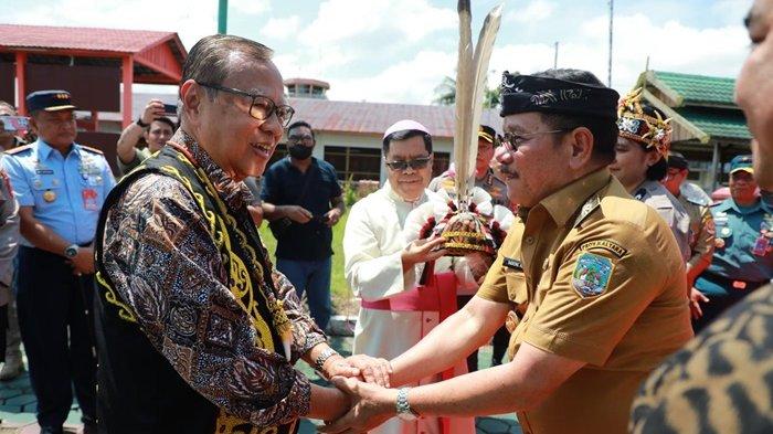 SAMBUT KARDINAL - Wakil Gubernur ( Wagub ) Kalimantan Utara ( Kaltara ), Ingkong Ala, S.E., M.Si menyambut hangat kedatangan Uskup Agung Jakarta Kardinal Ignatius Suharyo Hardjoatmodjo di VIP Room Bandar Udara Juwata Tarakan, Selasa (10/6/2025). Wagub Kaltara Ingkong Ala menyampaikan kehadiran Kardinal Ignatius Suharyo di Bumi Benuanta dalam rangka memberikan dukungan spiritual dan semangat kepada seluruh umat Katolik di Kaltara.
