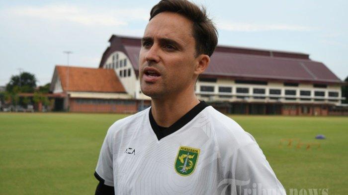 PERSEBAYA LIBAS PSM - Pelatih Persebaya Paul Munster pada sesi latihan di Lapangan Thor Surabaya, Jumat (29/3/2024). Sukses Persebaya besutan Paul Munster libas PSM Makassar, bikin Bajul Iji kini jauhi Persija Jakarta di klasemen sementara Liga 1, giliran PSIS Semarang tunggu Bajul Ijo.