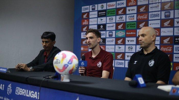 REAKSI NERMIN HALJETA - Nermin Haljeta (tengah) saat press conference usai duel PSM vs Persija di Liga 1 pada Minggu 23 Februari 2025 sore. Usai libas Persija Jakarta di pekan ke-24 Liga 1, Nermin Haljeta dan kolega di PSM Makassar sudah ditunggu tim Liga 1 asal Jawa Timur yakni Madura United dan Persebaya.