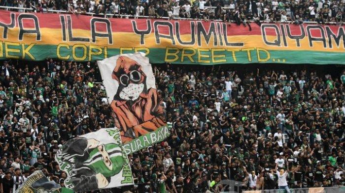DEPAN BONEK - Aksi suporter persebaya bonekmania saat mendukung tim Persebaya menjamu Persija pada pertandingan antara Persebaya melawan Persija di Stadion Gelora Bung Tomo (GBT) Surabaya, Jumat (22/11/2024). 