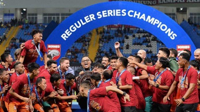 SELEBRASI Borneo FC saat juara reguler series Liga 1. Daftar pemain Borneo FC di championship series Liga 1 ini tentu disiapkan oleh Pieter Huistra untuk melibas Madura United.