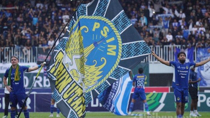SELEBRASI - Pesepak bola PSIM Yogyakarta, Rafael Rodrigues (kiri) memegang bendera tim, bersama rekannya, Saldi setelah pertandingan melawan PSPS Riau Liga 2 2024/2025 babak 8 besar di Stadion Mandala Krida, Yogyakarta, Senin (17/2/2025) sore. Cek Link Live Streaming final Liga 2 PSIM vs Bhayangkara FC Pukul 15.00 WIB sore ini, Rabu 26 Februari 2025.