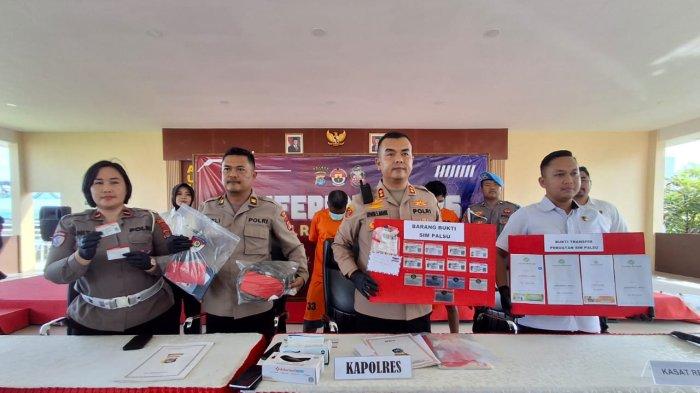 SIM PALSU- Kapolres Tarakan, AKBP Erwin S. Manik bersama jajaran saat melaksanakan rilis pers kasus SIM palsu di Tarakan Kalimantan Utara, hari ini, Rabu (11/6/2025).