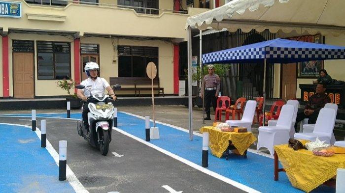 Sempat tertunda beberapa hari, akhirnya Polres Tarakan meresmikan ujian praktik Surat Izin Mengemudi (SIM)  sistem baru di Polres Tarakan. Wali Kota Tarakan sukses sampai finish saat mencoba ujian praktik sistem baru ini.