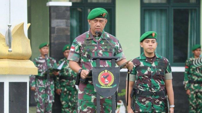 SOSOK DANREM MAHARAJALILA - Brigjen TNI Adek Chandra Kurniawan saat pimpin apel di Korem 092 Maharajalila. Inilah sosok Brigjen TNI Adek Chandra Kurniawan, Danrem 092 Maharajalila berlatar Kopassus yang kena mutasi TNI terbaru 2025.