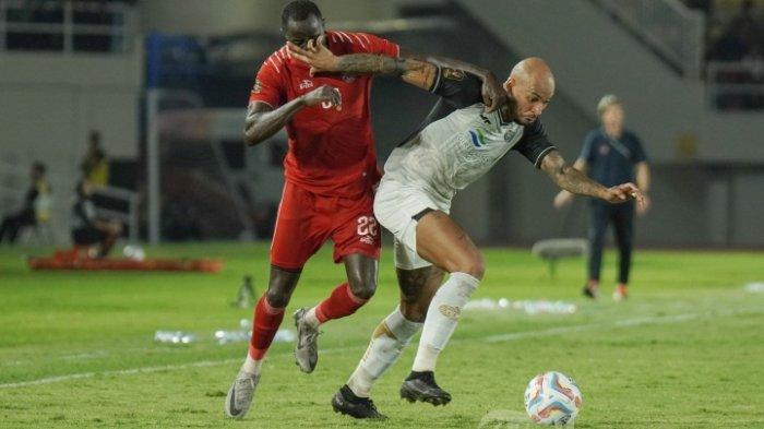 SANKSI KOMDIS PSSI - Pesepak bola Persija Jakarta, Gustavo Almeida (putih) berebut bola dengan pesepak bola Borneo FC, Christophe Nduwarugira dalam pertandingan semifinal Piala Presiden 2024 di Stadion Manahan, Solo, Selasa (30/7/2024) malam. Sosok pilar Persija yang kena sanksi Komdis PSSI usai digebuk Arema FC di Liga 1 yakni Maciej Gajos dan Gustavo Almeida.