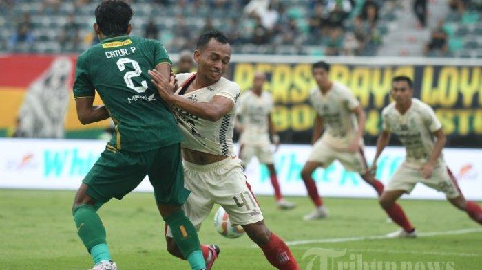 SUSUNAN PEMAIN - Pemain Persebaya Catur P (kiri)) berebut bola dengan pemain Bali United Irfan Jaya (kanan) pada laga yang berlangsung di Stadion Gelora Bung Tomo Surabaya, Rabu (24/4/2024). Dalam susunan pemain PSS Sleman kontra Bali United di Liga 1 pada Minggu 9 Februari 2025, Gustavo Tocantins dan Irfan Jaya starter.