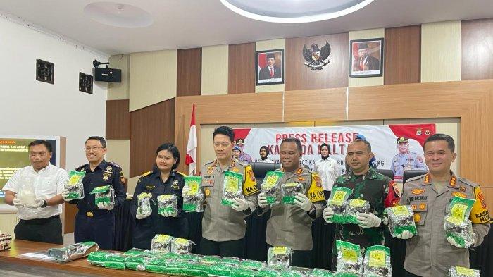Kapolda Kalimantan Utara (Kaltara) Irjen Pol Daniel Adityajaya memegang rapid test Narkoba yang menunjukkan keaslian barang bukti sabu 50 Kg di Aula Sebatik Polres Nunukan, Jumat (22/03/2024), pagi