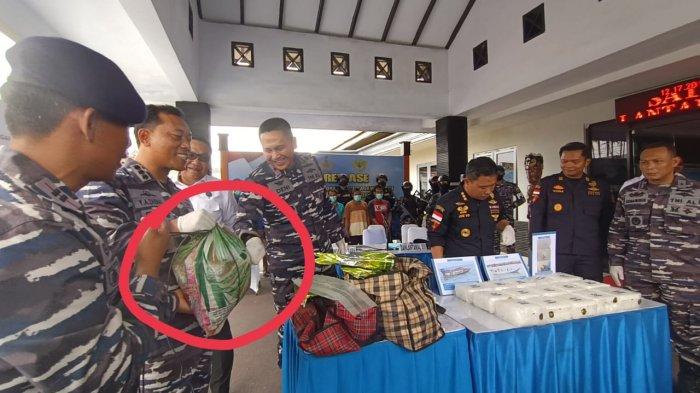 Barang bukti karung berisi pasir digunakan sebagai pemberat sebagai upaya pelaku hendak menghilangkan BB 15,3 kg sabu-sabu ke Sulbar.