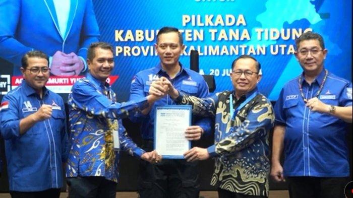 Said Agil - Hendrik menerima surat rekomendasi dari Partai Demokrat untuk maju di Pilkada Tana Tidung, disaksikan Yansen TP.