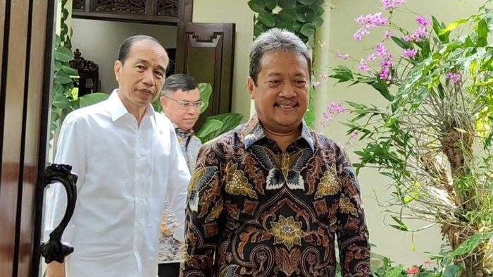 MENTERI SOWAN JOKOWI - Menteri Kelautan dan Perikanan (KKP), Sakti Wahyu Trenggono mengunjungi Presiden ke-7 Joko Widodo (Jokowi) di Jalan Kutai Utara, Kelurahan Sumber, Kecamatan Banjarsari, Kota Solo, Jawa Tengah (Jateng), pada Jumat (11/4/2025), siang. Trenggono dan Menteri Kesehatan Budi Sadikin panggil Jokowi bos saat silaturami yang membuat politikus PKS khawatir ada 'matahari kembar' di pemerintahan. (KOMPAS.COM/Fristin Intan Sulistyowati)