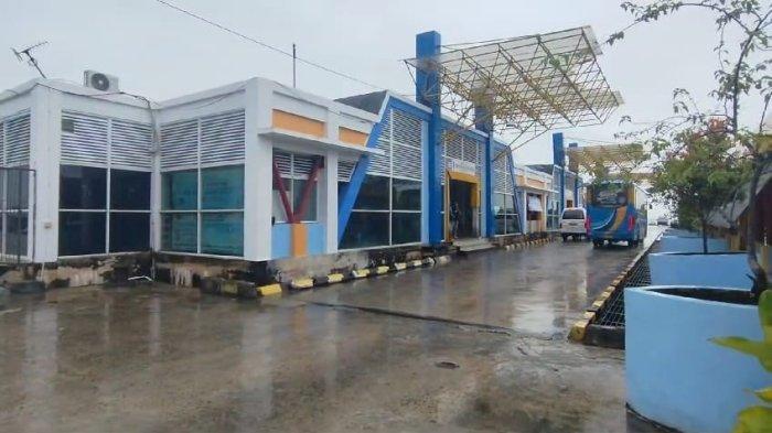 AREA DERMAGA CLEAR - Salah satu fasilitas disiapkan pengelola dari UPTD Pelabuhan Tengkayu Satu Tarakan, penumpang bisa menggunakan bus. Tampak area dermaga menuju terminal bersih dan tak ada kemacetan kendaraan yang mengular pasca sterilisasi di hari kedua, Selasa (18/2/2025). TRIBUNKALTARA.COM/ANDI PAUSIAH
