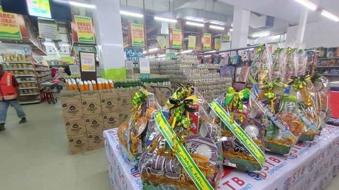 Salah satu parsel lebaran yang disiapkan harus memenuhi ketentuan di antaranya tak boleh kedaluwarsa dan rusak. Tampak parsel lebaran dipajang di salah satu supermarket Kota Tarakan. TRIBUNKALTARA.COM/ANDI PAUSIAH
