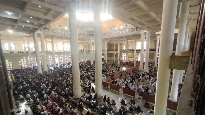 Momentum jemaah Masjid Islamic Center Tarakan Kalimantan Utara melaksanakan Salat Idul Adha agi tadi, Senin (17/6/2024).