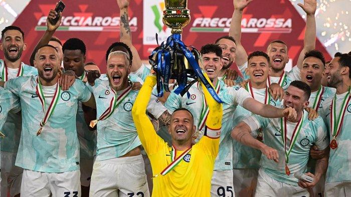 Samir Handanovic ketika mengangkat trofi Coppa Italia saat Inter Milan mengalahkan Fiorentina pada edisi 2022/2023.