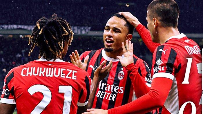 Noah Okafor dan Alvaro Morata merayakan gol yang dicetak Samuel Chukwueze pada pertandingan AC Milan vs Udinese, giornata 8 Liga Italia Serie A,di San Siro, Sabtu (19/10/2024).