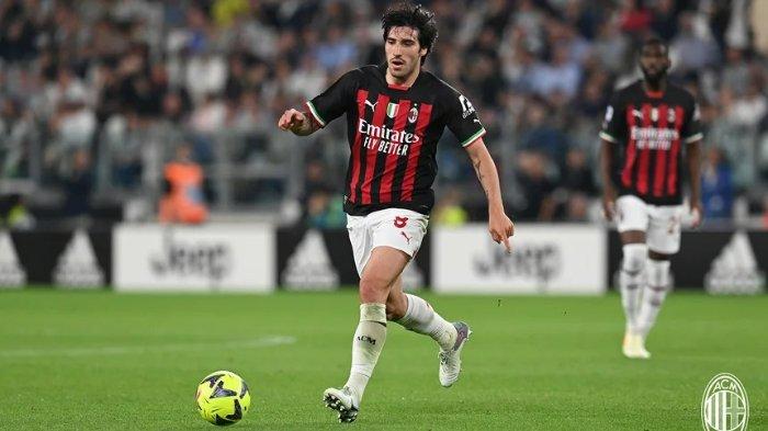 Pemain AC Milan, Sandro Tonali - Gelandang andalan Rossoneri ini masuk radar klub Premier League, Newcastle United. The Magpies yang kesulitan mendatangkan Nicolo Barella dari Inter Milan beralih ke kompatriotnya yang kualitasnya tidak jauh berbeda.