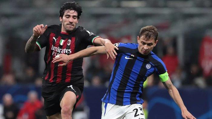 Sandro Tonali berduel dengan Nicolo Barella pada semifinal Liga Champions antara AC Milan vs Inter Milan. (inter.it)