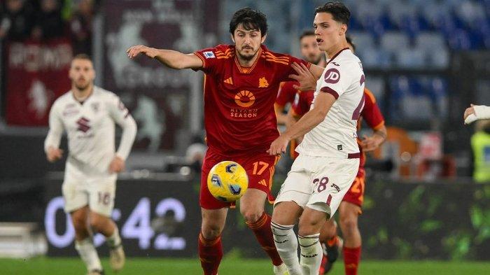 Pemain AS Roma, Sardar Azmoun - Giallorossi akan berburu diskon ke Leverkusen untuk bisa menebus peminjaman bomber asal Iran pada akhir musim nanti. Hal itu merupakan langkah antisipasi klub asuhan Daniele De Rossi yang berada di ambang perpisahan dengan Romelu Lukaku.
