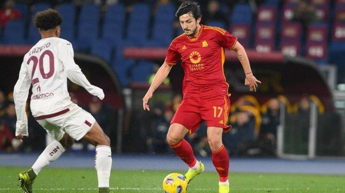 Pemain AS Roma, Sardar Azmoun - Bomber asal Iran itu tampaknya mulai betah memperkuat Giallorossi dan berniat memangkas gajinya agar dipermanenkan Serigala Ibu Kota.
