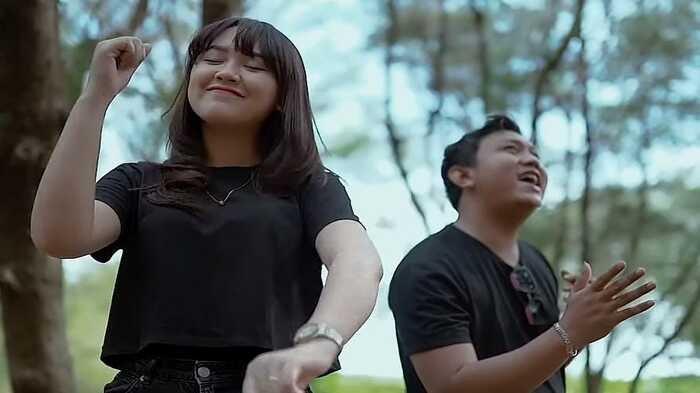 Simak lirik, terjemahan, lengkap dengan chord gitar lagu Satru yang dibawakan oleh Denny Caknan dan Happy Asmara.