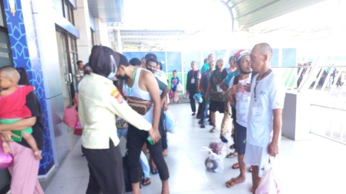 Sebanyak 386 PMI (pekerja migran Indonesia) yang dideportasi dari negeri jiran Malaysia, tiba di Pelabuhan Tunon Taka Nunukan, Selasa (26/03/2024), sore.