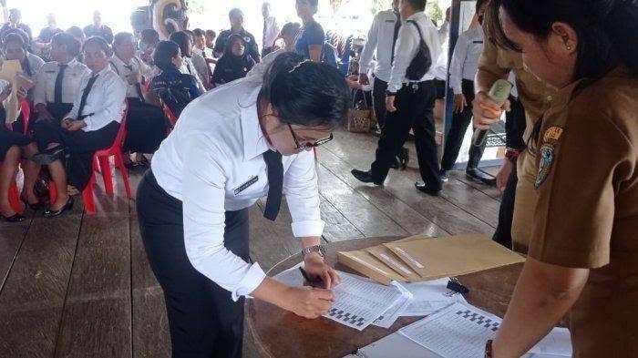 Sejumlah ASN menerima SK pengangkatan rekrutmen PPPK 2022 di Malinau Kalimantan Utara. BKPP berencana mengajukan lebih banyak kuota tenaga teknis.