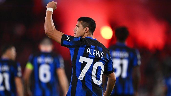 Selebrasi Alexis Sanchez ketika mencetak gol pada laga Benfica vs Inter Milan, matchday 5 Liga Champions grup D, di Estadio Da Luz, Kamis (30/11/2023). (inter.it)