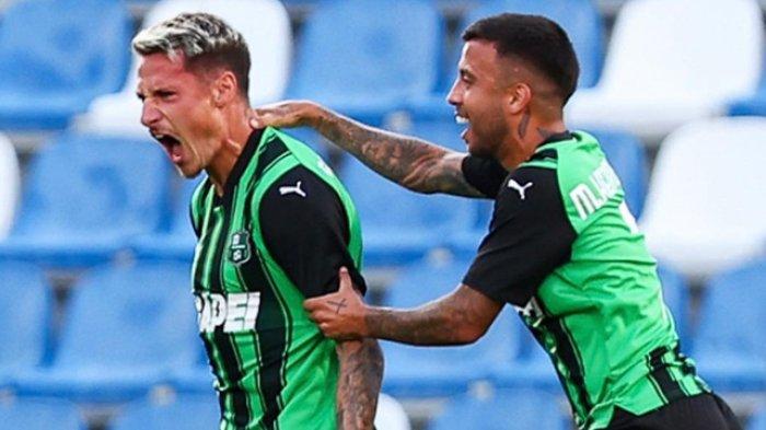 Selebrasi Andrea Pinamonti saat mencetak gol untuk Sassuolo.