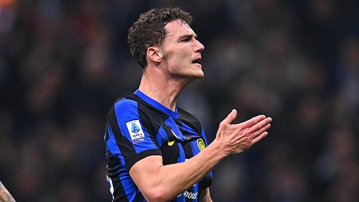 Selebrasi Benjamin Pavard seusai membawa Inter Milan menang melawan Juventus, pada pertandingan Liga Italia giornata 23 Serie A, di Stadion Giuseppe Meazza, Senin (5/2/2024).