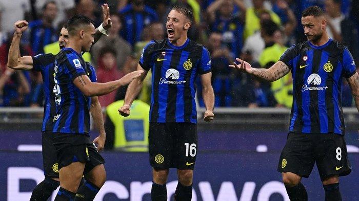 Selebrasi Davide Frattesi ketika Henrikh Mkhitaryan mencetak gol pada laga Derby della Madonnina antara Inter Milan vs AC Milan, giornata 4 Liga Italia Serie A, di Stadion Giuseppe Meazza, Minggu (17/9/2023).