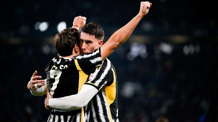 Selebrasi Dusan Vlahovic dan Federico Chiesa usai cetak gol ke gawang Inter Milan dalam pertandingan Derby d'Italia, Serie A Liga Italia di Allianz Stadium, Senin (27/11/2023).