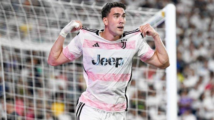 Selebrasi pemain Juvenuts, Dusan Vlahovic usai cetak gol ke gawang Real Madrid dalam laga uji coba pramusim 2023/2024 - Striker 23 tahun itu mendekati pintu keluar Bianconeri, Chelsea dilaporkan bersedia menaikkan tawaran untuk menyukseskan tukar guling Lukaku-Vlahovic. Di sisi lain, Los Blancos juga masih memantau.