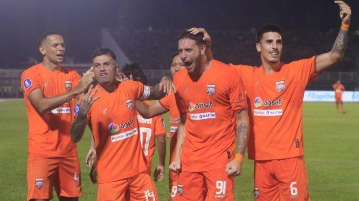 Selebrasi Felipe Cadenazzi bersama pemain Borneo FC lainnya, saat menjebol gawang Persik Kediri, Felipe Cadenazzi menciptakan hattrick atau tiga gol, pada Kamis (2/11/2023), Pukul 20.00 WIB lalu, di Stadion Segiri Samarinda.