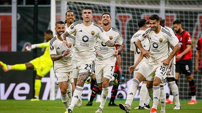Selebrasi Gianluca Mancini saat mencetak gol pada pertandingan AC Milan vs AS Roma, leg pertama perempat final Liga Europa, di Stadion San Siro, Jumat (12/4/2024).