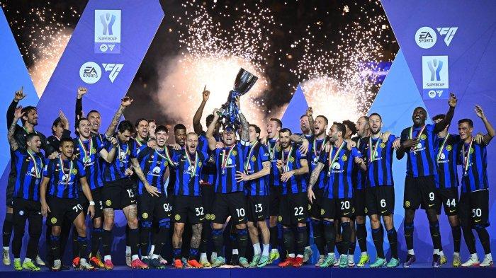 Selebrasi Inter Milan mengangkat trofi Piala Super Italia, Selasa (23/1/2024) dini hari WIB.