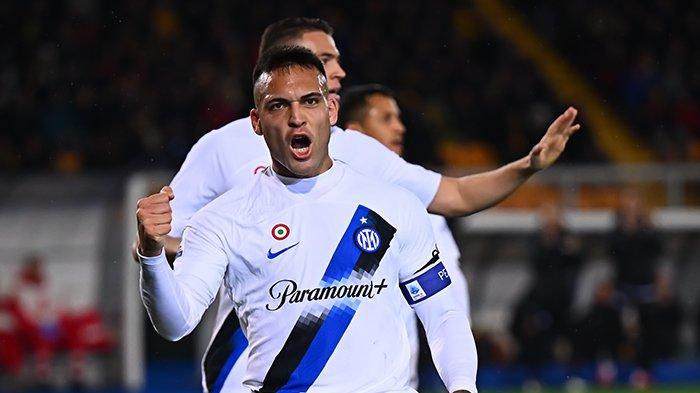 Selebrasi Lautaro Martinez saat mencetak gol pada pertandingan giornata 26 Liga Italia Serie A, antara Lecce vs Inter Milan, di Stadion Via del Mare, Senin (26/2/2024).