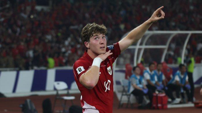 SELEBRASI OLE ROMENY - Striker Timnas Indonesa, Ole Romeny melakukan selebrasi andalan usai cetak gol ke gawang China pada matchday kesembilan ronde ketiga Grup C Kualifikasi Piala Dunia 2026 Zona Asia di SUGBK, Kamis (5/6/2025).