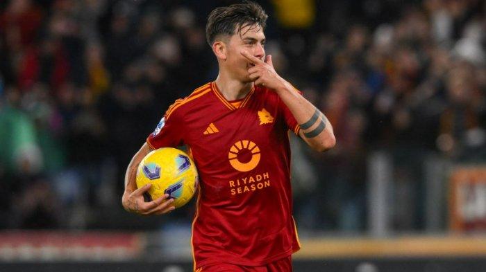 Selebrasi Paulo Dybala usai mencetak gol dalam pertandingan AS Roma vs Torino pada Liga Italia Serie A pekan 26 di Stadio Olimpico, Selasa (27/2/2024). Bomber asal Argentina itu diketahui mencetak hattrick untuk memenangkan Giallorossi.