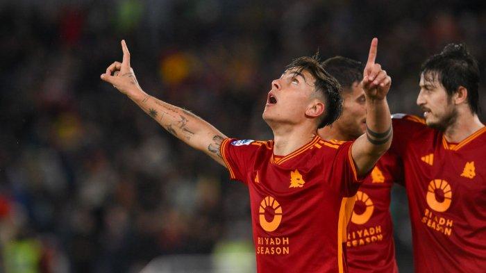 Selebrasi pemain AS Roma, Paulo Dybala usai mencetak gol dalam pertandingan kontra Torino di Liga Italia Serie A pekan 26 di Stadio Olimpico, Selasa (27/2/2024) WIB.