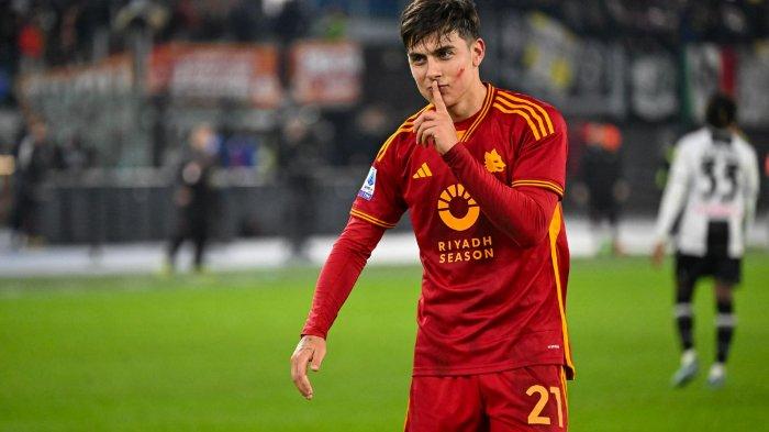 Selebrasi bintang AS Roma, Paulo Dybala usai cetak gol ke gawang Udinese dalam pertandingan Liga Italia Serie A pekan 13 di Stadio Olimpico pada Senin (27/11/2023) dini hari WIB.